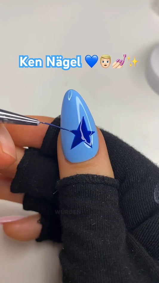 Blaue Nägel mit Sternchen