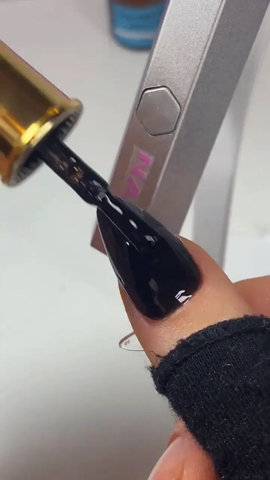 Schwarze Nägel mit weißer Maske