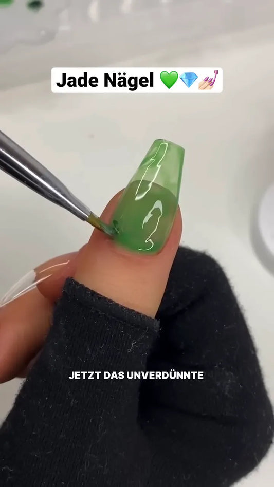 Auftragen des grünen Jellylacks auf dem Nagel