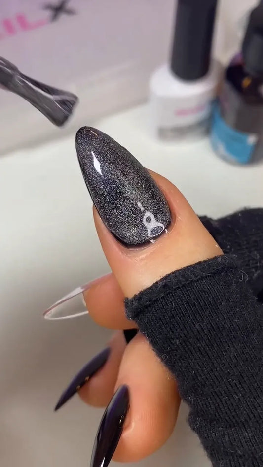 Schwarze Nägel mit magnetischem Lack