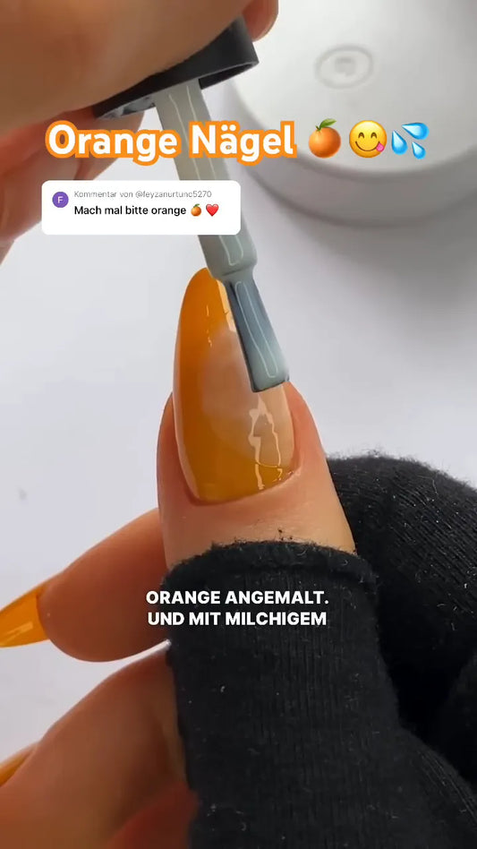 Orangenfarbenes Nageldesign
