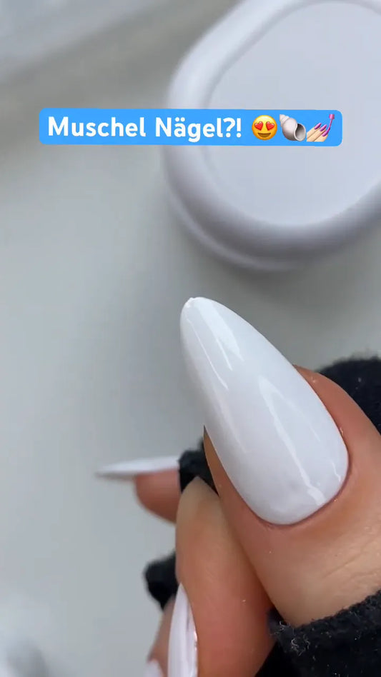 Weiß lackierte Nägel mit Mandelsoft Tipps