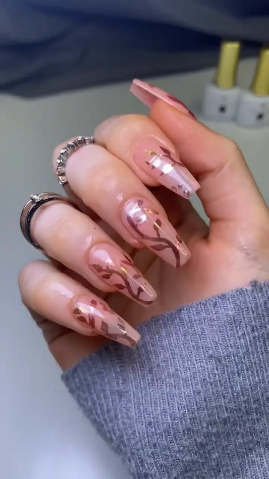 Zweites Nageldesign mit Nude und Chrome-Puder