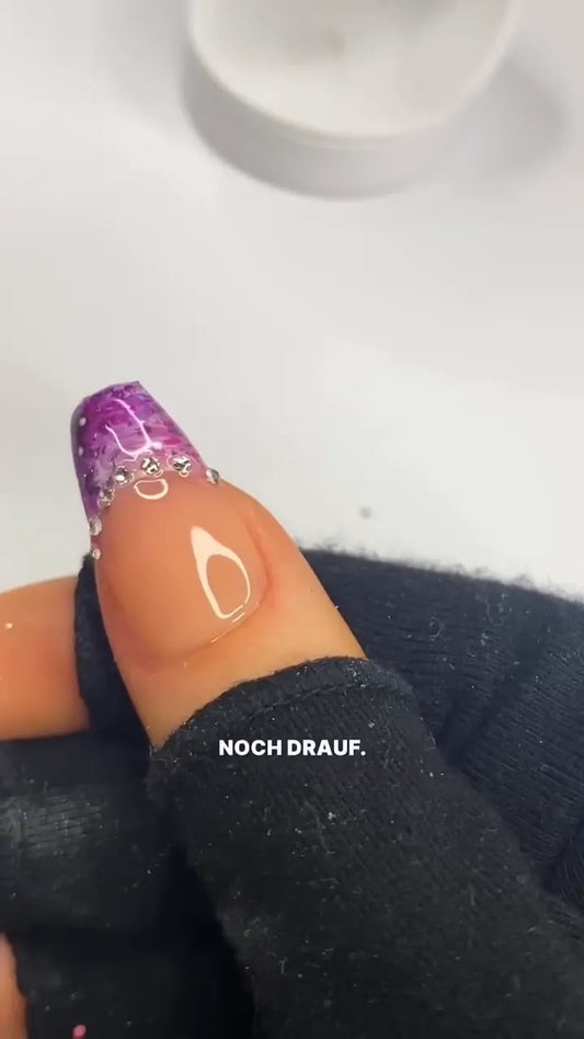Glitzer auf den Nägeln befestigen