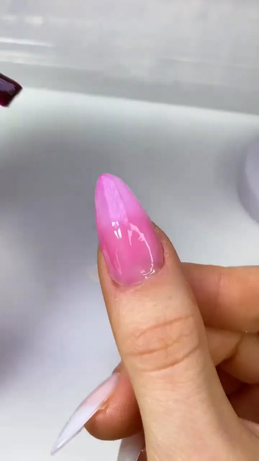 Auftragen des milchigen Weiß und Pink