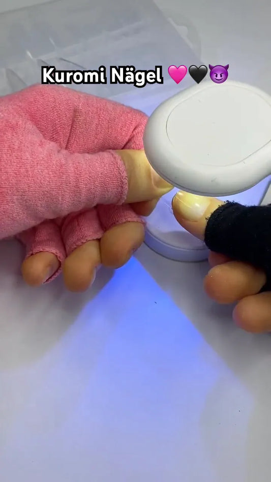 Nude Nagellack auf dem Daumen