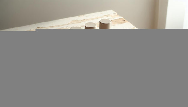 Minimalistische Nahaufnahme einer Nail-Display-Platte mit sand-, aqua-, korall- und salbei-Gelproben, Muscheln und feinem Sand – gelnägel farbtrends 2025