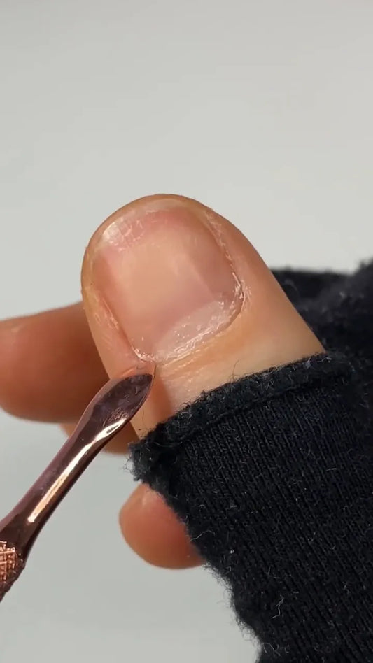 Nagelhaut zurückschieben