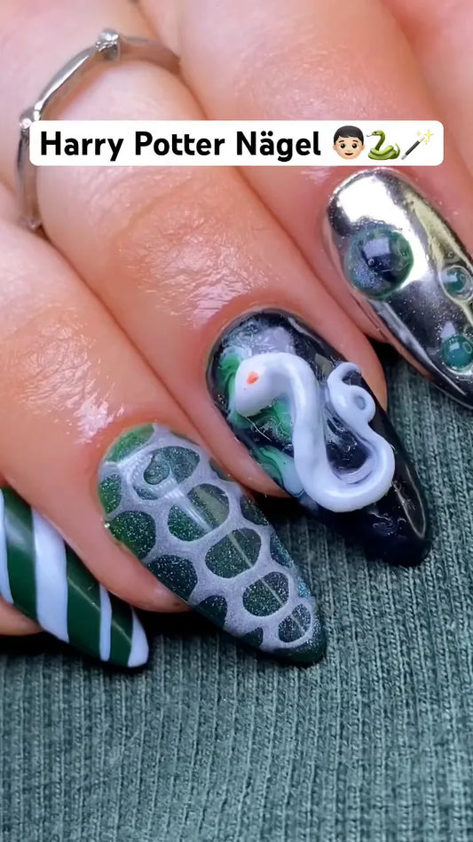 Fertige Slytherin-Nägel