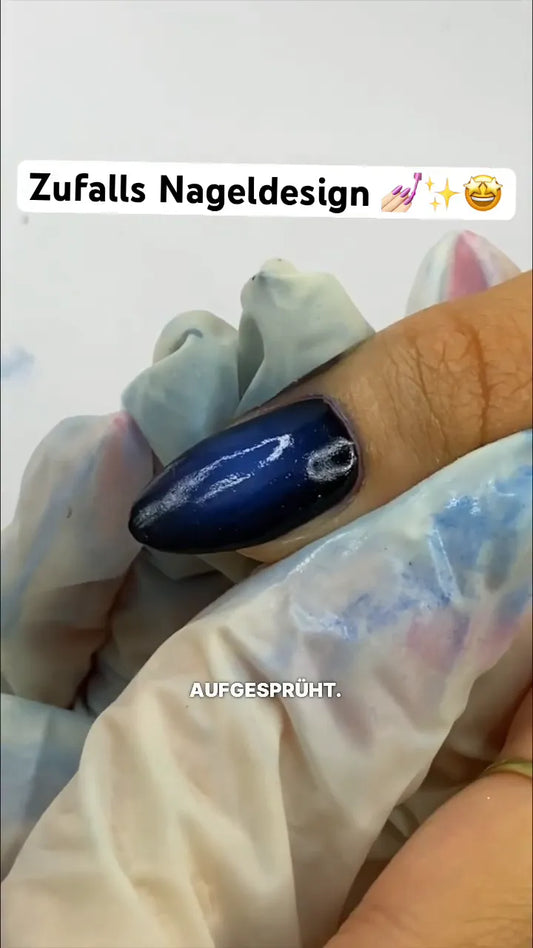 Schwarze Nägel mit Airbrush Blau