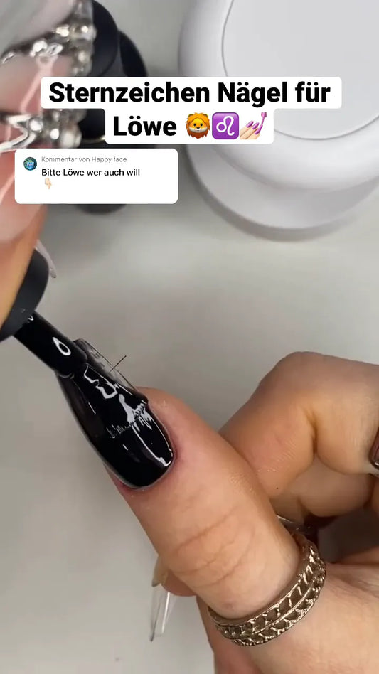 Schwarz lackierte Nägel mit mattem Finish