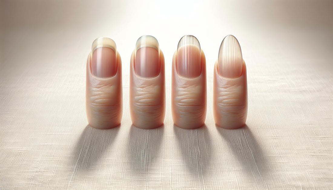 Drei realistische Fingernägel nebeneinander: gesunder, gerillter und löffelförmiger Nagel auf hellem, minimalistischem Hintergrund, luftige Komposition.