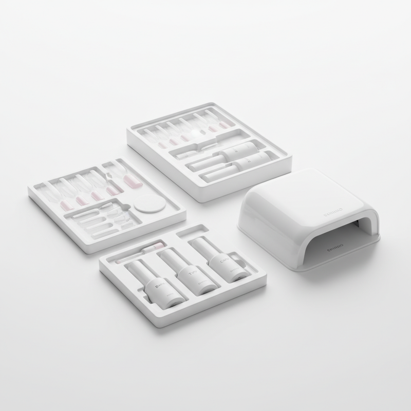 DIY Gel Nails Starter Kit auf weißem Tisch: geöffnetes Set mit LED-Lampe, vorgeformten Tips und kleinen Base/Top/Color-Fläschchen, dezente Pastell-Akzente #f57fb6