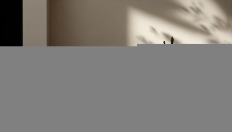 Minimalistisches Stillleben mit vorgefertigten Tip‑Nägeln in verschiedenen French‑Varianten (klassisch, Color‑French, Ombre) auf hellem Holz – French‑Nagel‑Ideen