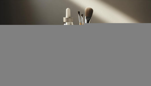 Minimalistischer Maniküre-Arbeitsplatz: Nahaufnahme mit offener UV-Gel-Nagellack-Flasche, LED-Lampe, Primer, Nagelöl und Feile auf hellem Holz, dezente pinke Akzente.